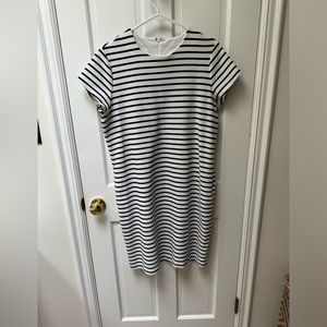 Good condition but well worn. Perfect for the beach.